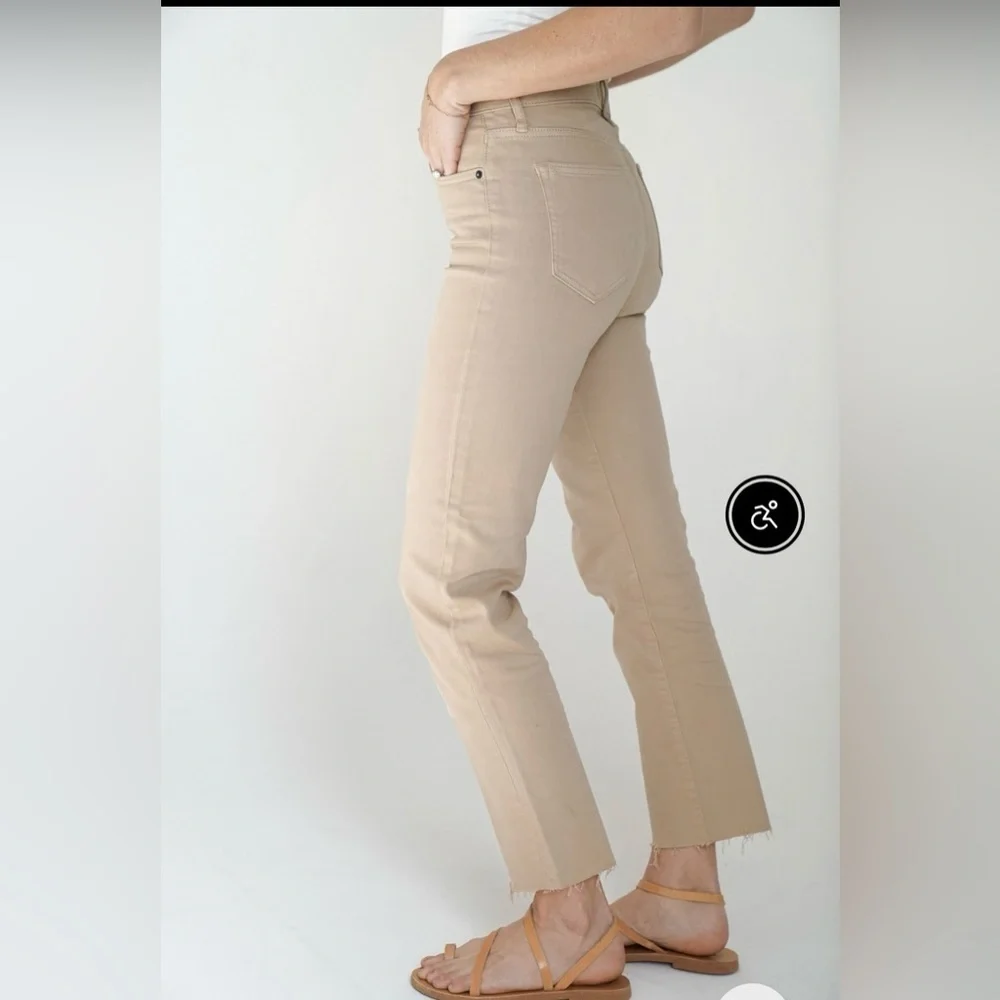NWT Chrissy Classic Straight Leg Jeans Size: 15 Color : Beige